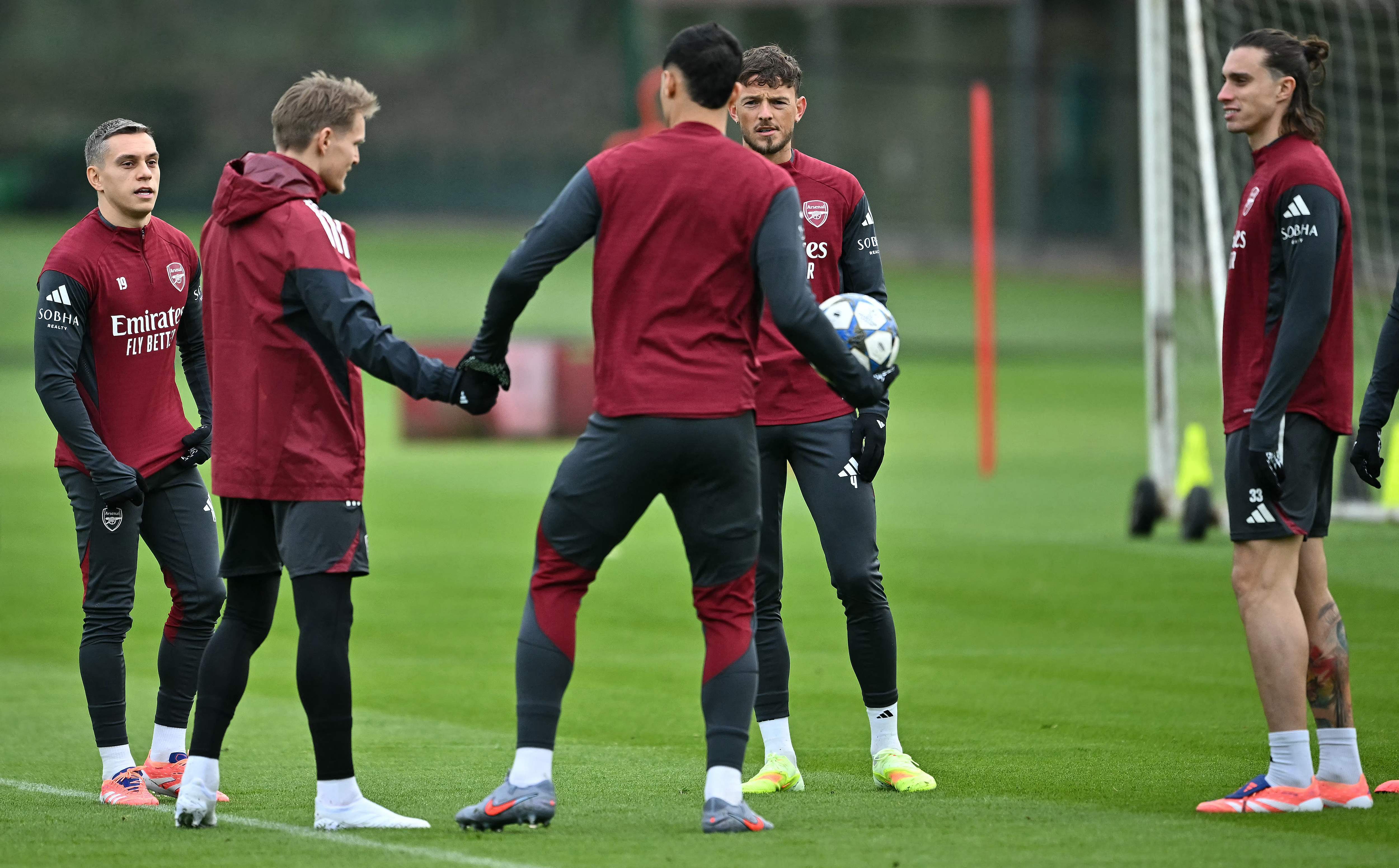 国际比赛日北京国安备战法甲塞维利亚队长鼓劲备战欧冠，现场解说直呼：葡萄牙体育围绕欧冠官宣签约